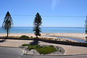 Port Noarlunga克里斯蒂斯海马假日联排别墅的一条两棵树旁海滩的道路