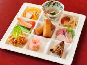 长崎长崎日升馆的桌上装满不同种类食物的盘子