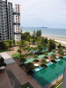关丹Studio with Privacy Balcony and NETFLIX at TimurBay Sea Front Residence的享有度假胜地的空中景致,设有游泳池和海滩