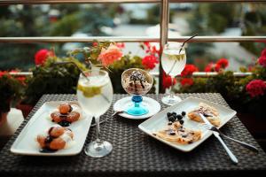 克卢日-纳波卡斯提尔酒店的一张桌子,上面放着两盘食物和酒杯