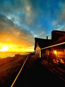 蚝湾牡蛎湾海滩酒店的一座背面有日落的建筑