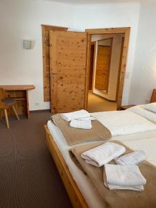 洛伊塔施W8 Haus Ganghofer的一间卧室配有两张带毛巾的床