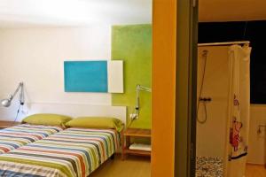 San Pedro de RiudevitllesHotel rural HD Riudebitlles art i allotjament的一间卧室设有两张绿色和黄色的床