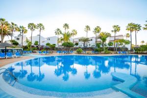 圣米格尔德阿沃纳Wyndham Residences Golf del Sur的棕榈树度假村的大型游泳池