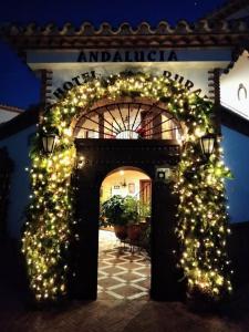 谢拉德埃瓜斯安达卢西亚乡村酒店的建筑前方有圣诞灯的拱门