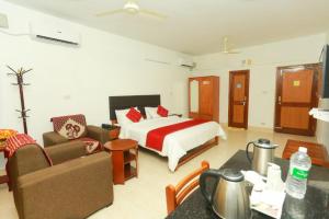 KondottiKTDC Tamarind的酒店客房设有床和客厅。