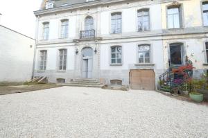 蒙斯La Maison de la Duchesse de la Vallière - Parking privé gratuit的大型白色建筑,有大型车道