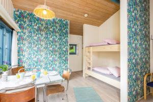 弗洛姆Flåm Camping & Cabins的客房设有一张桌子和一张双层床。