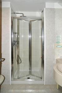 都灵Turin City Centre的浴室里设有玻璃门淋浴