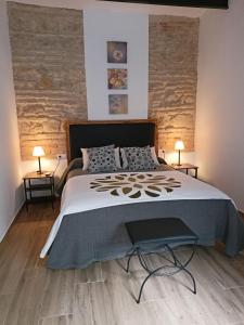 科尔多瓦Entre patios y flores的一间卧室配有一张大床和两盏灯。
