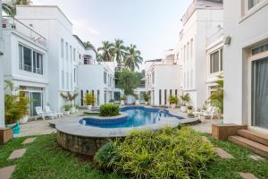 卡兰古特Snowdrop- Exquisite 3BHK Villa with Pool- Candolim By StayMonkey的一座带游泳池的庭院