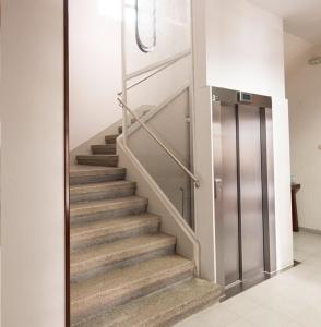 蓬特德乌梅Hostal San Cristobal - Pontedeume的一套带金属电梯的楼梯