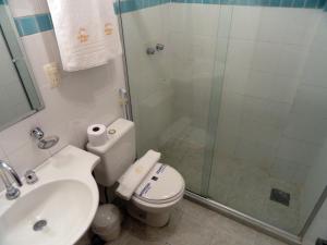 卡波布里奥索雷村旅馆的带淋浴、卫生间和盥洗盆的浴室