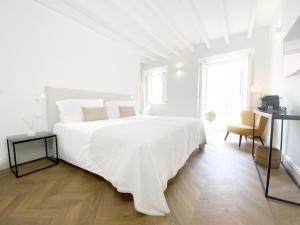 埃斯波拉斯Son Melt Esporles的白色卧室配有一张白色的大床和一把椅子