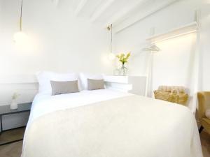 埃斯波拉斯Son Melt Esporles的白色的卧室设有白色的床和窗户。