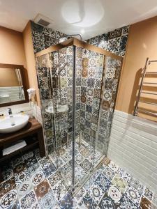 巴库CH Hotel的带淋浴和盥洗盆的浴室