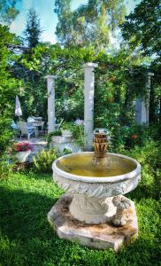 蒂瓦特Apartments Villa Stankovic的花园内的大型石头喷泉