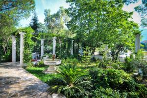 蒂瓦特Apartments Villa Stankovic的花园中间有一个喷泉