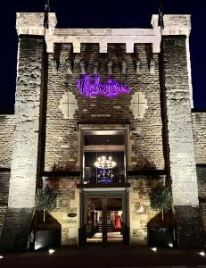 牛津马尔马逊牛津酒店的一块砖砌的建筑,上面有紫色的标志