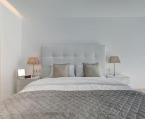 New Modern 3 Bed Apartment Puerto Banus客房内的一张或多张床位