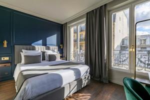 巴黎Maison Barbès的一间卧室设有一张大床和一个大窗户