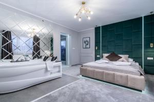 瓦多维采Exclusive Apartment Centrum 2的一间卧室设有一张大床和一个浴缸