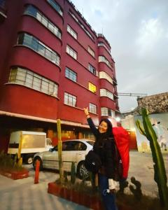 墨西哥城Casa Eufemia Hostel type的女人站在建筑物前