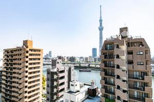 东京Minn Asakusa的享有城市景观,设有建筑和塔楼