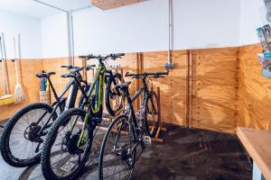 万丹斯Landhaus Valfontana的两辆自行车停在一个房间,彼此相邻