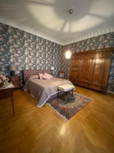 基耶蒂Dimora Castelli的一间卧室配有一张床、一张桌子和一张地毯。