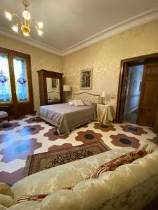 基耶蒂Dimora Castelli的一间带两张床的卧室和地毯