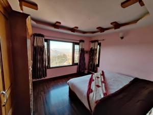 西姆拉Wintry homes 5 Bhk Villa的一间卧室设有一张床和一个大窗户