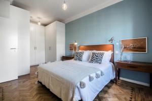 里斯本Casas da Tapada的一间卧室设有一张大床和蓝色的墙壁