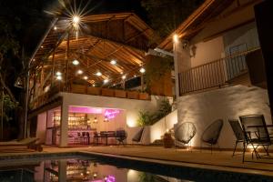 巴里查拉Casa Guatí的一座晚上设有游泳池的房子