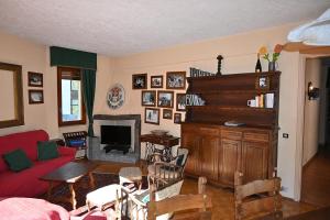 巴多尼奇亚Bardonecchia Appartamento XL的带沙发和钢琴的客厅
