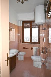巴多尼奇亚Bardonecchia Appartamento XL的浴室设有2个卫生间、水槽和浴缸。