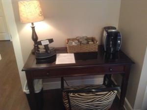 纳奈莫罗克伍德住宿加早餐旅馆的一张桌子、咖啡壶和台灯