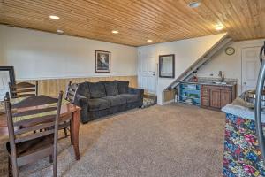 Williston Apartment with Missouri River Views!的休息区