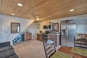 Williston Apartment with Missouri River Views!的厨房或小厨房