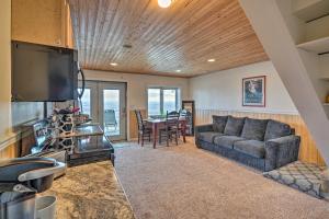 Williston Apartment with Missouri River Views!的休息区