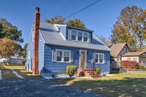 OnancockCoras Cottage Near Chesapeake Bay Access!的蓝色房子,有砖烟 ⁇ 