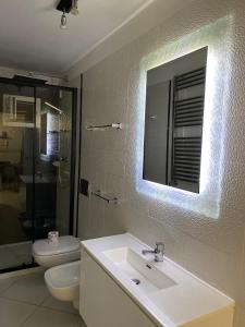 滨海波利尼亚诺Casa Margherita Stefy - locazione turistica的一间带水槽、卫生间和镜子的浴室