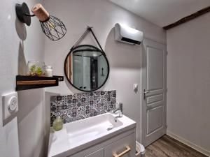 蒙托邦Logis Sainte Claire的浴室设有水槽和墙上的镜子