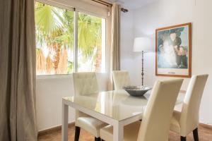 贝尼多姆Apartamentos Nicaragua的一间带桌椅和窗户的用餐室