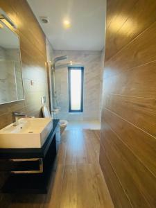 维埃拉·多米尼奥Dobau casas的一间带水槽和卫生间的浴室以及窗户。