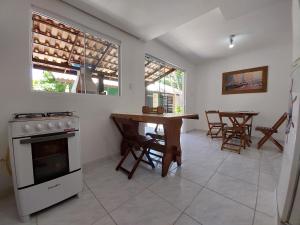 弗洛里亚诺波利斯Hostel Moçambique的厨房配有炉灶和桌椅