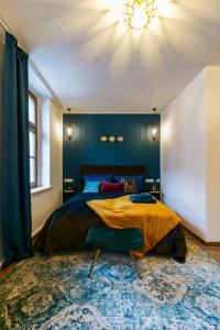 奥尔巴赫Kerkermeister Pension的一间卧室设有一张床和蓝色的墙壁