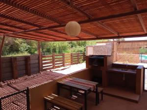 圣佩德罗·德·阿塔卡马Cabañas el Chañar的一个带木屋顶的庭院,配有桌椅