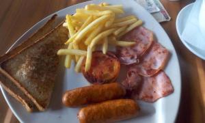 内罗毕Baraka Home的包括香肠土豆和薯条的食品