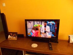 内罗毕Baraka Home的桌子上配有平面电视